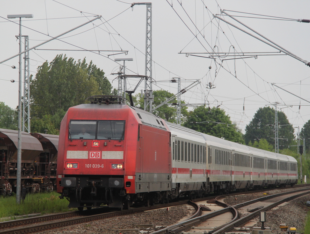 101 039-6 mit IC 2174 von Karlsruhe Hbf nach Warnemnde bei der Durchfahrt in Rostock-Bramow.17.05.2013