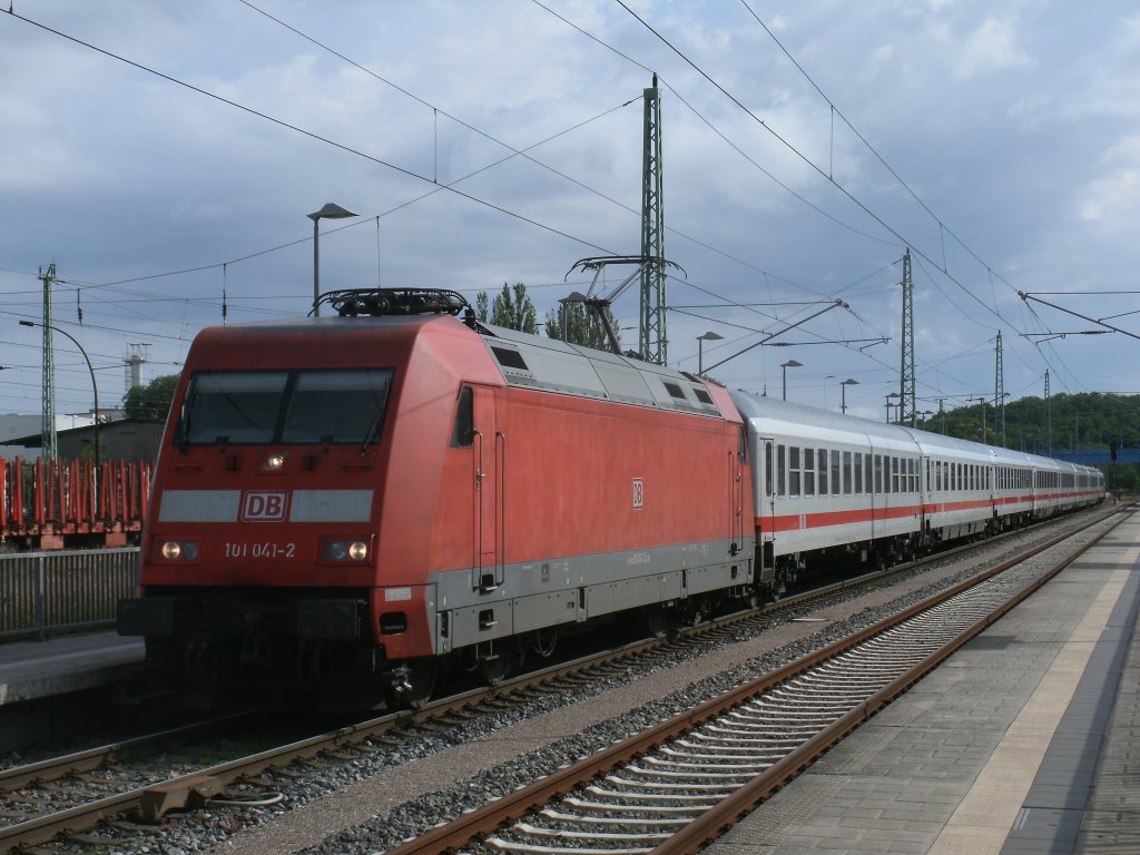 101 041-2 erreichte,am 01.Juli 2012,Bergen/R�gen.Am rechten Trittbrett an der Lok klebte ein  Blinder Passagier .