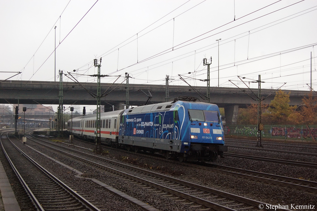 101 042-0  Eco�phant  mit dem IC 2217 von Greifswald nach Stuttgart Hbf bei der Ausfahrt in Hamburg-Harburg. 10.11.2011