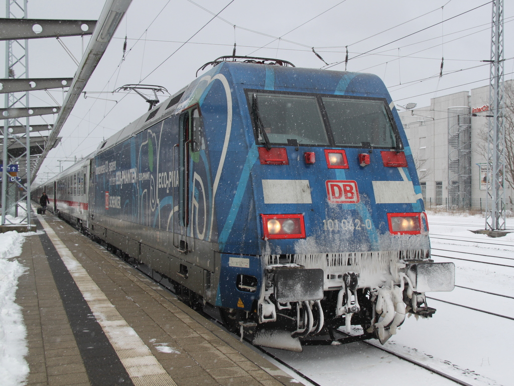 101 042-0 mit IC 2213 von Ostseebad Binz nach Stuttgart kurz nach der Ankunft im Rostocker Hbf.10.03.2013