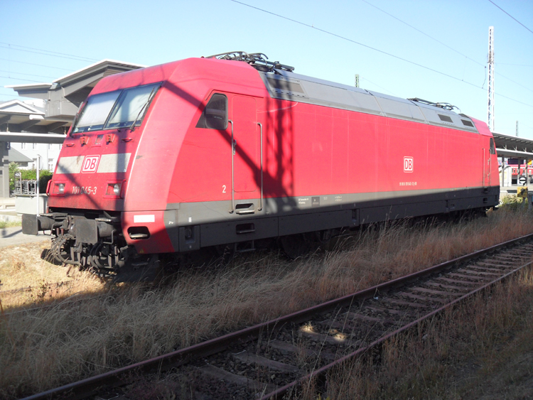 101 045-3 hlt in der Abendsonne ihre wohlverdiente Pause im Rostocker Hbf.und wartet auf den nchsten Einsatz.(26.06.10)