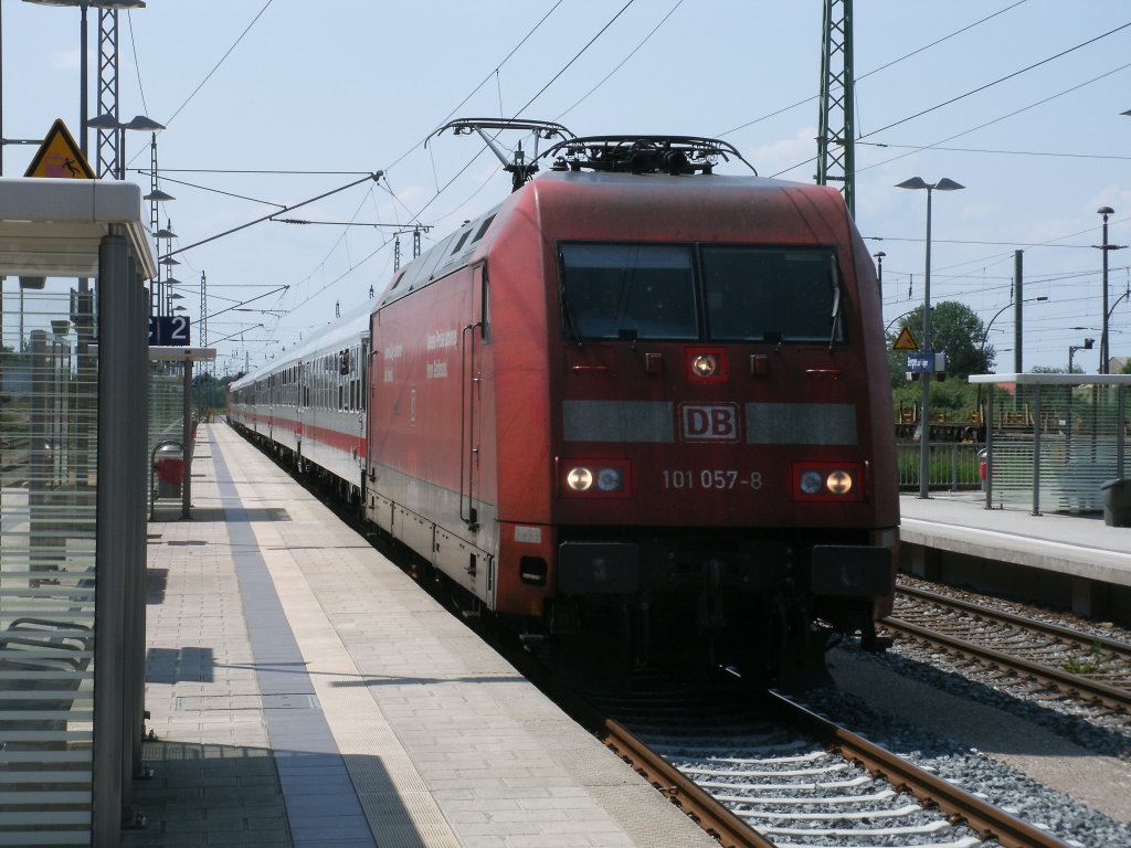 101 057 zog den IC 2353,aus Erfurt nach Binz,am 11.Juni 2011,bei der Einfahrt in Bergen/Rgen. 