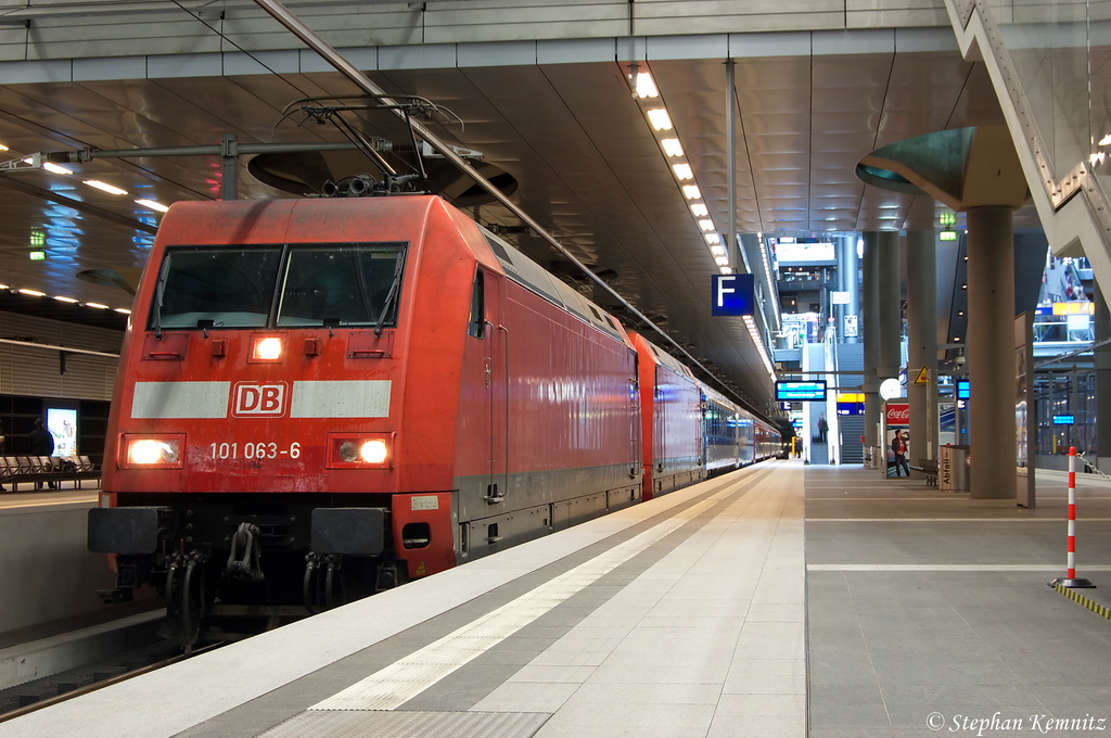 101 063-6 & 101 043-8 (kalt & defekt) mit dem EC 176 von Brno hl.n. nach Hamburg-Altona im Berliner Hbf (tief). Wegen der Defekten 101 043-8 fuhr der EC 176 heute nur bis zum Berliner Hbf und die F�hrg�ste mussten in den Ersatzzug IC 2800 umsteigen, um weiter nach Hamburg zu kommen. 29.03.2012