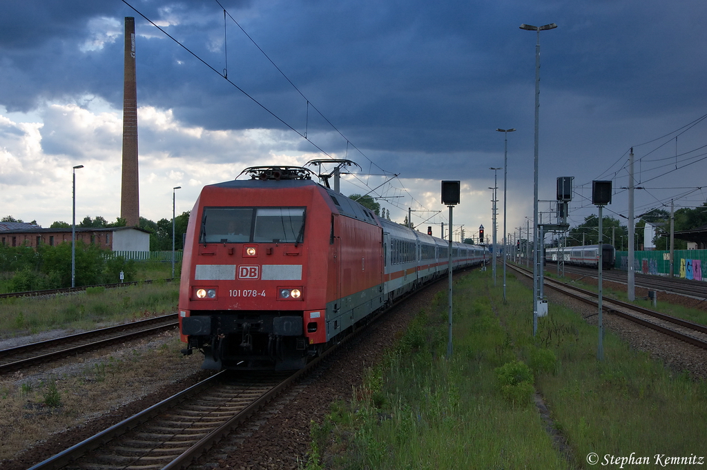 101 078-4 mit dem IC 147 von Schiphol (Airport) nach Berlin Ostbahnhof. Wegen  Verzgerungen im Betriebsablauf  hatte der IC 147 einen auerplanmigen Halt in Rathenow und fhrt hier in Rathenow ein. 08.06.2012