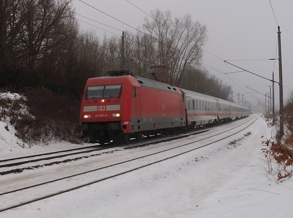 101 081 mit dem IC Hannover-Binz rauschte mit 90 km/h am 07.Januar 2011 bei Bergen/Rgen an mir vorbei.