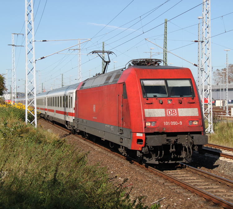 101 090-9 mit IC2287 von Ostseebad Binz nach Hamburg Hbf bei der Ausfahrt im Rostocker Hbf.30.09.2011