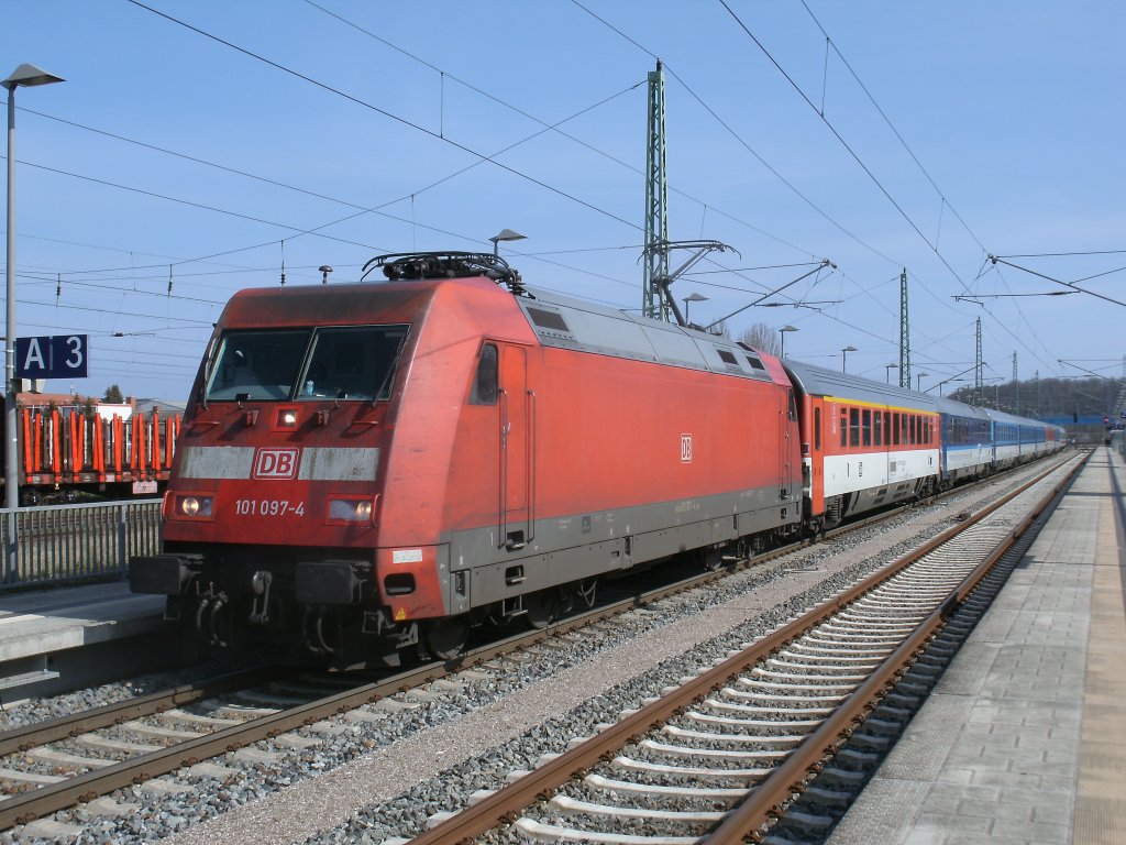 101 097-4 beim Halt mit dem EC 379 Binz-Brno,am 15.April 2012,in Bergen/Rgen.