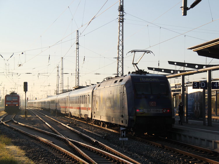 101 101-4 mit IC2217 Stralsund-Stuttgart bei der Ausfahrt im Rostocker Hbf die hbsche Lady recht´s wollte auch mit rauf