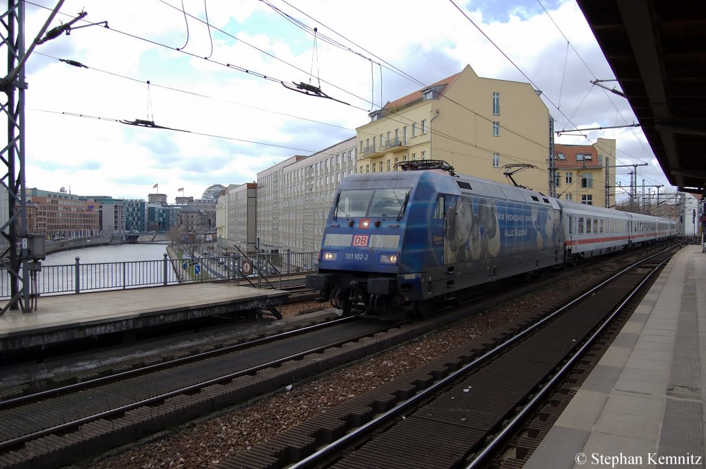 101 102-2  Wir Menschen sind alle gleich!  mit dem IC 141 von Schiphol (Airport) nach Berlin Ostbahnhof in Berlin Friedrichstrae. 26.03.2011