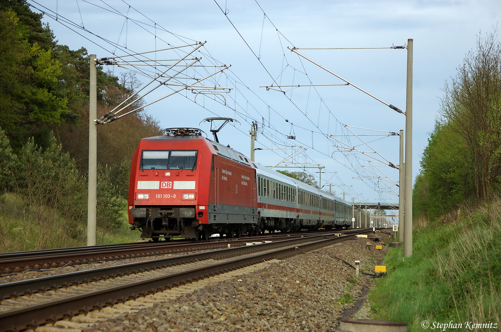 101 103-0 mit dem EC 248 von Krakow Glowny nach Hamburg-Altona, bei Nennhausen. Wegen Versp�tung im Ausland hatte der Zug hier Versp�tung von 60min gehabt. 29.04.2012