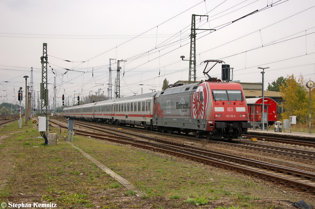 101 110-5  Eintracht Frankfurt  mit dem IC 2385 von Berlin Sdkreuz nach Karlsruhe Hbf, bei der Ausfahrt in Stendal. 12.10.2012