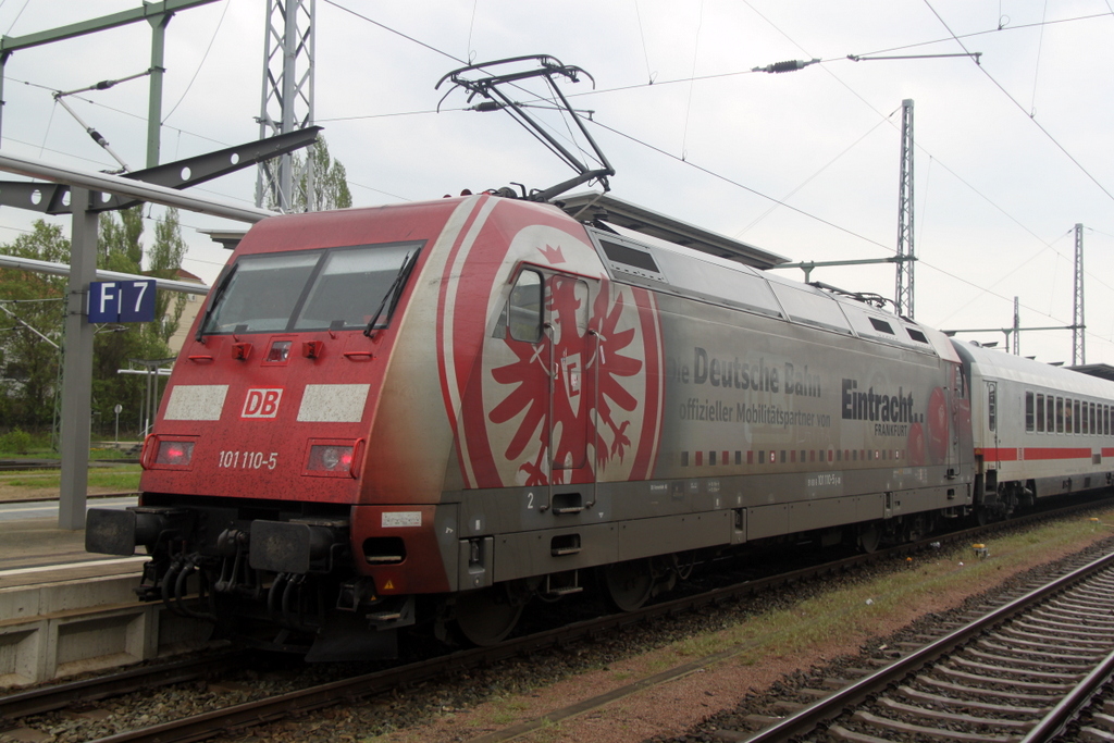 101 110-5 mit IC 2086 von Hamburg Hbf nach Ostseebad Binz kurz nach der Ankunft im Rostocker Hbf.11.05.2013