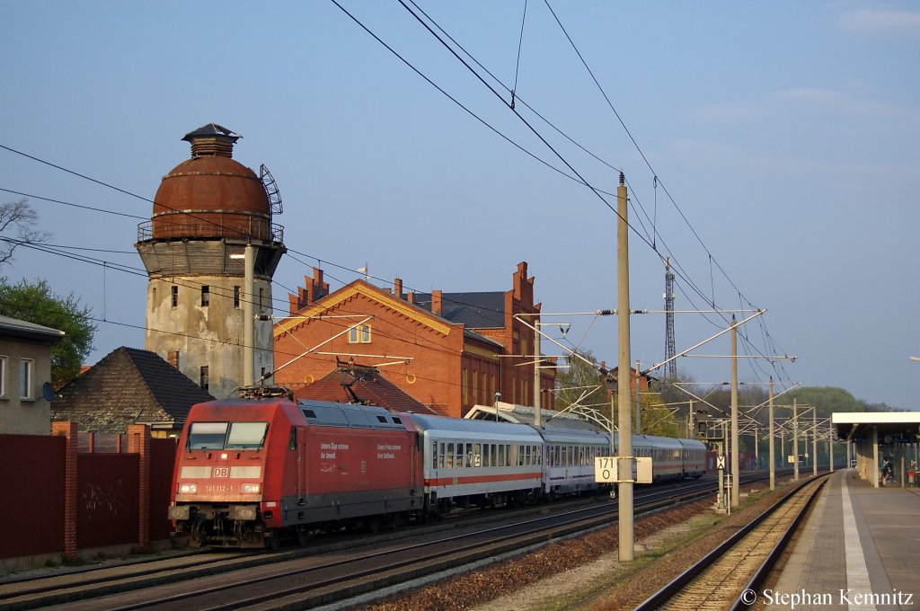 101 112-1 mit dem EC 248 von Krakow Glowny nach Hamburg-Altona in Rathenow. 17.04.2011