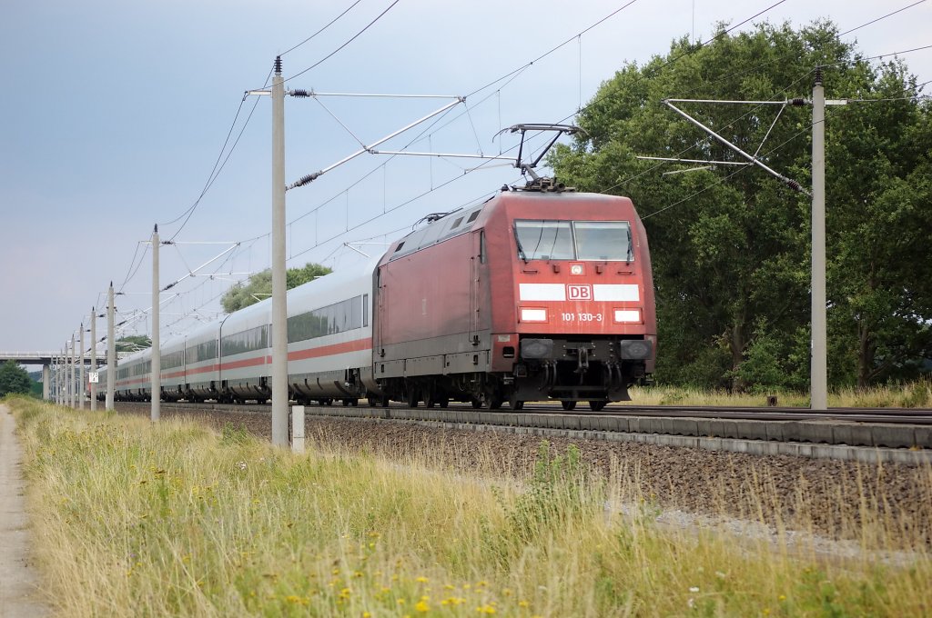 101 130-3 mit ehemaligen Metropolitanzug zwischen Growudicke und Rathenow in Richtung Stendal. Geschoben von der 101 126-1. 05.08.2010