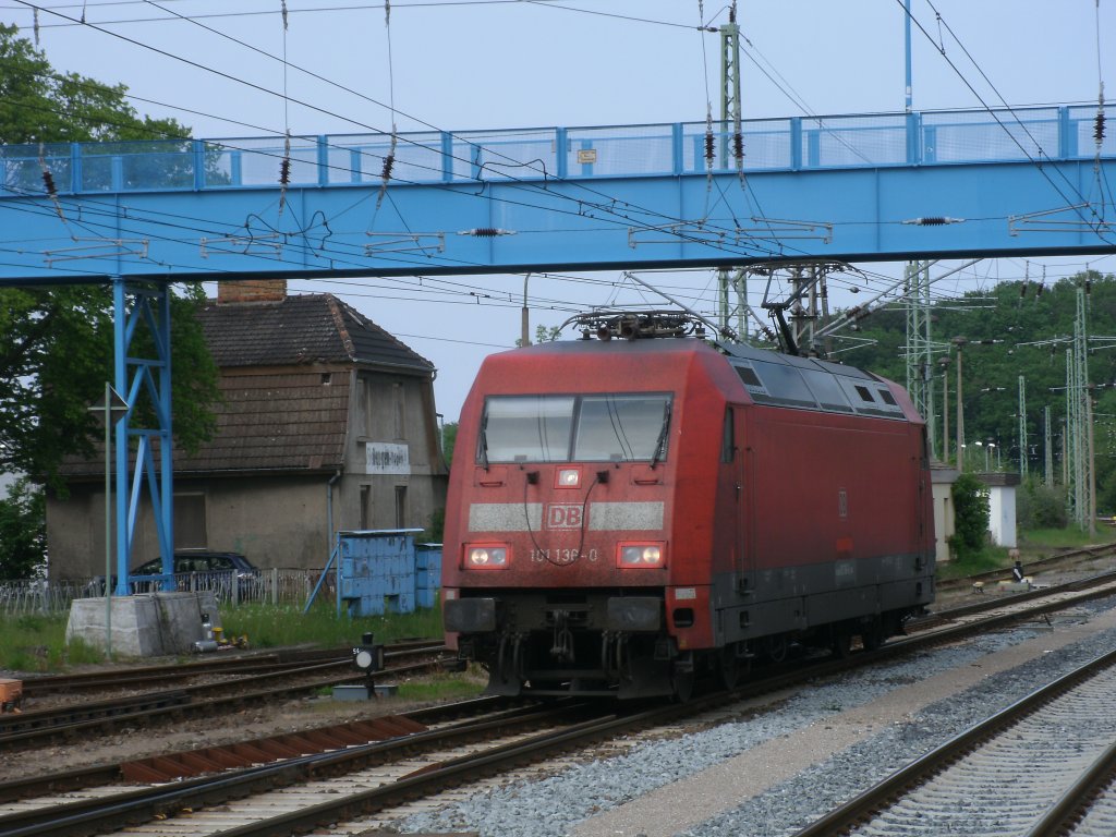 101 136 brachte am 20.Mai 2011 Nachmittag`s den IC 2212 aus Koblenz nach Binz,danach ging es Lz nach Stralsund um dann von Stralsund nach Binz den EC 378 aus Wien zu bernehmen.Hier kam Sie als Lz von Binz nach Stralsund durch Bergen/Rgen. 