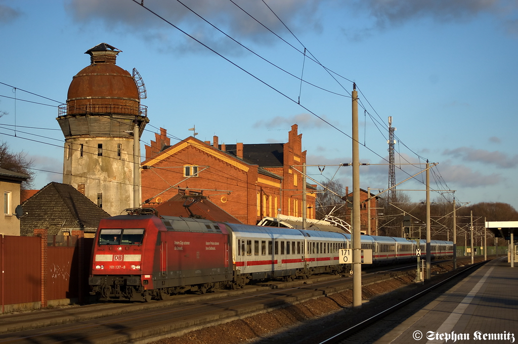 101 137-8 mit dem IC 142 von Berlin Ostbahnhof nach Schiphol (Airport) in Rathenow. 14.01.2012