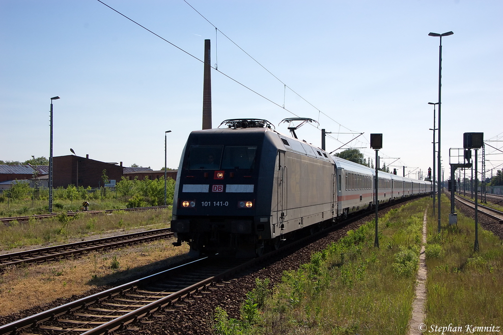 101 141-0  Bahnazubis Gegen Gewalt  mit dem IC 145 von Schiphol (Airport) nach Berlin Ostbahnhof, bei der Einfahrt in Rathenow und legte einen zustzlichen Halt in Rathenow ein. 25.05.2012