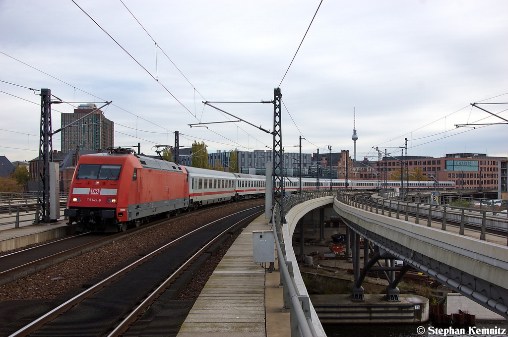 101 143-6 mit dem IC 146 von Berlin Ostbahnhof nach Schiphol (Airport), bei der Einfahrt in den Berliner Hbf. 03.11.2012