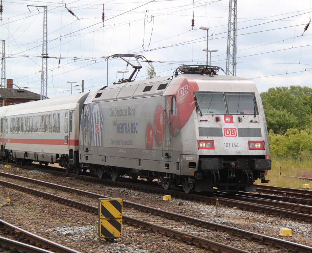 101 144-4 mit IC 2212 von Koblenz nach Ostseebad Binz bei der Einfahrt im Rostocker Hbf.03.06.2012