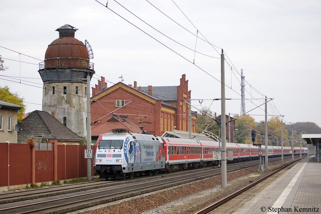 101 144  Hertha BSC  mit dem DZ 2670  DFB-Pokalspiel Rot-Wei Essen gegen Hertha BSC  von Berlin Ostbahnhof nach Essen Hbf in Rathenow. 26.10.2011