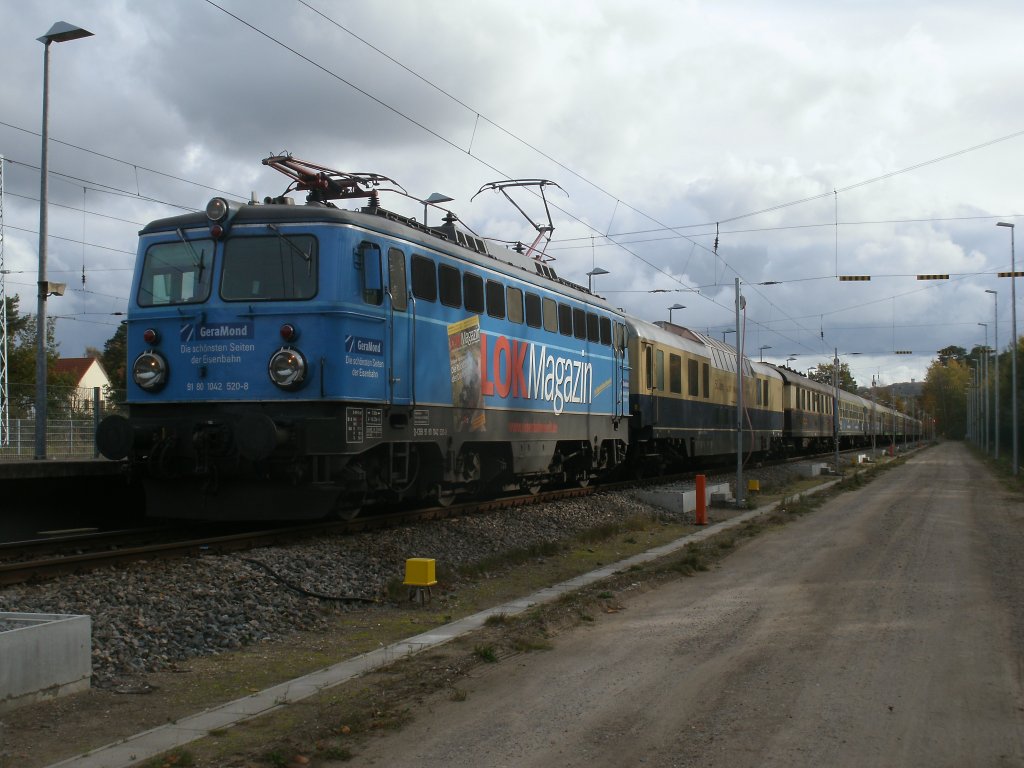 1042 520-8 fuhr mit den Sonderzug von Bremen nach Binz am 27.Oktober 2012.Whrend die Starlok  03 1010-2 in Bergen/Rgen abgehngt wurde und nach Putbus zum Bekohlen fuhr.Aufnahme in Binz.