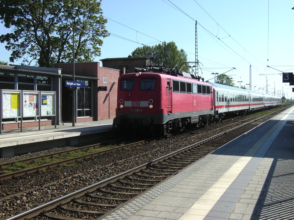 110 200 kommt mit dem Uex aus Hamburg Altona am 04.Juni 2010 in den Bahnhof von Bergen/R�gen gefahren und wird nach kurzem Halt weiter nach Binz fahren.
