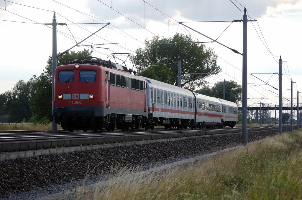 110 210-2 mit Schadzug zwischen Gro�wudicke und Rathenow in Richtung Wustermark. 31.07.2010