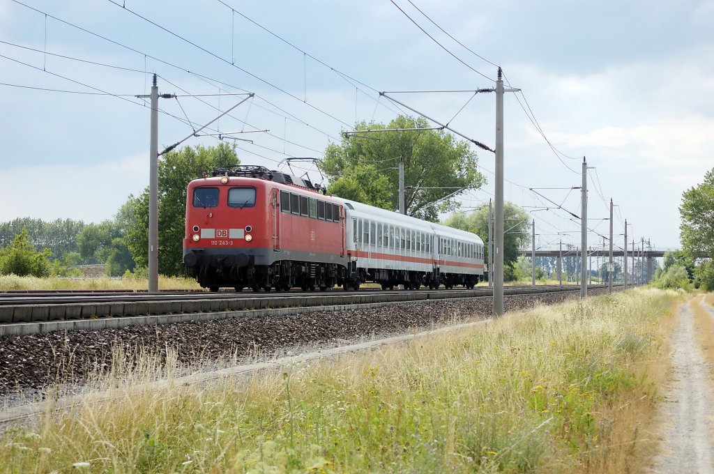 110 243-3 mit wohl zwei Schadwagen zwischen Gro�wudicke und Rathenow in Richtung Wustermark. 27.07.2010