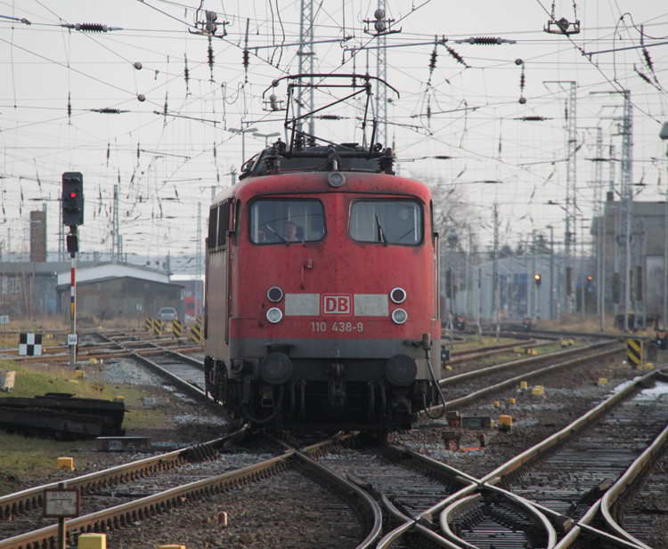 110 438-9 beim Rangieren im Rostocker Hbf.11.12.2011