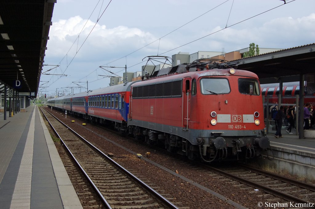 110 493-4 brachte die leer Garnitur des DZ 2681 von Berlin-Lichtenberg zum Potsdamer Hbf. 27.05.2011