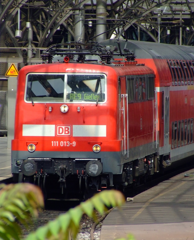 111 013-9 fhrt mit RE 9 (Rhein-Sieg-Express) am 20.07.2009 vom Hauptbahnhof Kln Richtung Gieen. Seid 12. Dezember 2010 fhrt der RE 9 nur noch bis Siegen. 