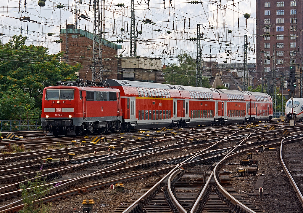 111 125-1 mit vier DoSto´s kurz vor der einfahrt in den Hbf Kln am 07.07.2012.