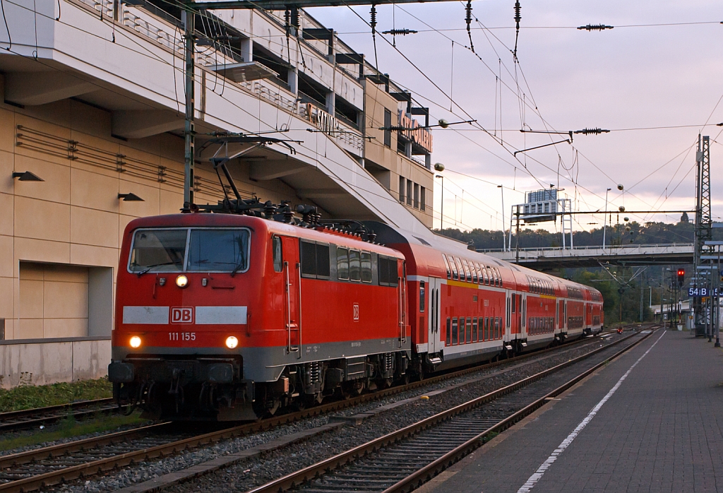 111 155 zieht eine DoSto-Zuggarnitur am 28.09.2012 durch den Hbf Siegen zum Abstellbereich, dies ist fr den fr den nchsten morgen der erste Zug fr den RE 9.