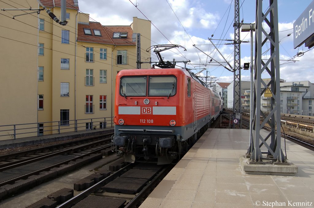 112 108 mit dem RE1 (RE 18176) nach Brandenburg Hbf in Berlin Friedrichstra�e. 26.03.2011