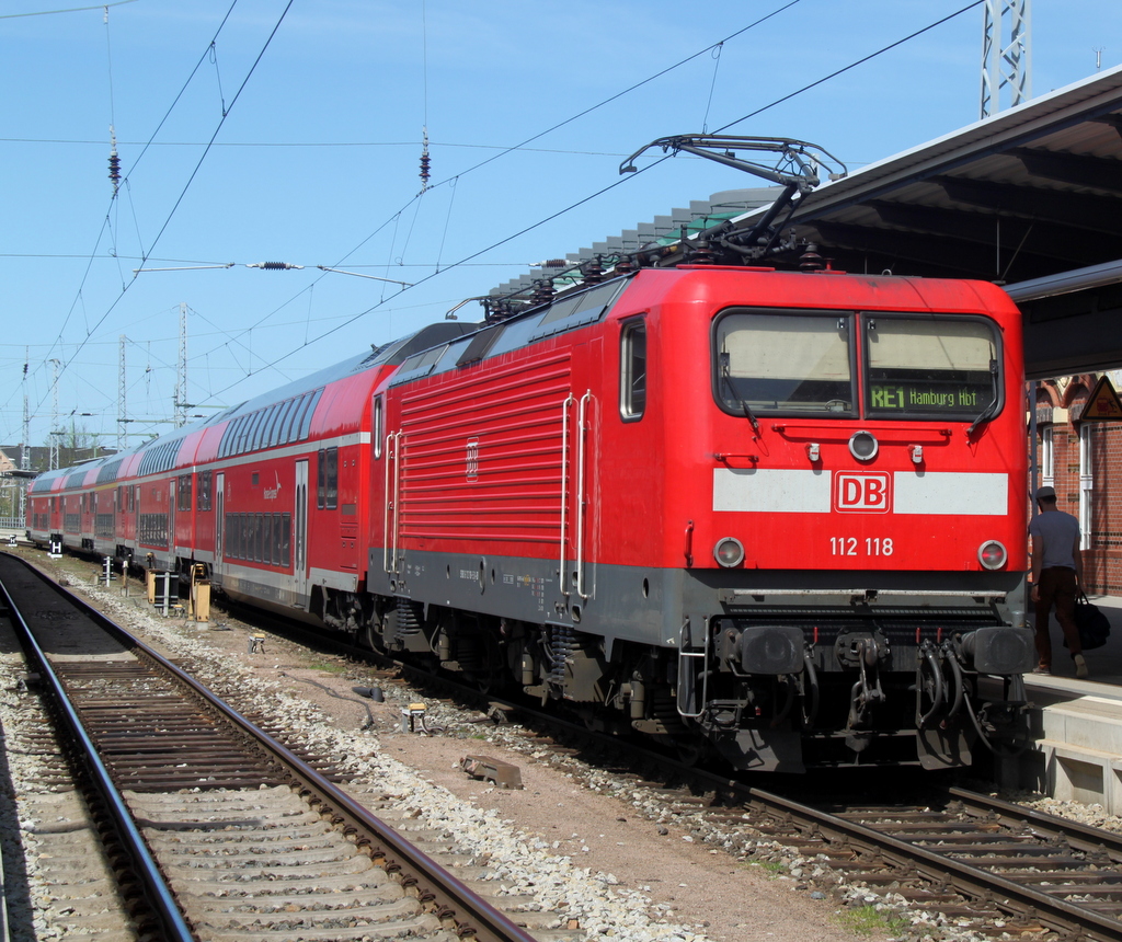 112 118-5 mit RE 4309 Hamburg-Rostock Hbf kurz nach der Ankunft im Rostocker Hbf.03.05.2013