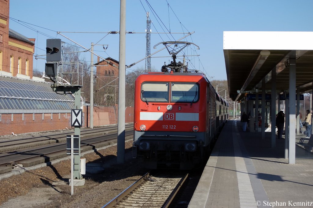 112 122 mit dem RE2 (RE 37383) nach Knigs Wusterhausen in Rathenow. 07.03.2011