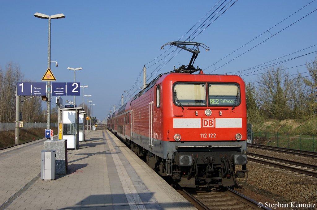 112 122 mit dem RE2 (RE 37406) nach Rathenow in Berlin Staaken. 07.04.2011