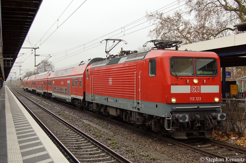 112 123 mit dem RE1 (RE 69512) von Brandenburg Hbf nach Berlin Wannsee im Brandenburger Hbf. 13.12.2011