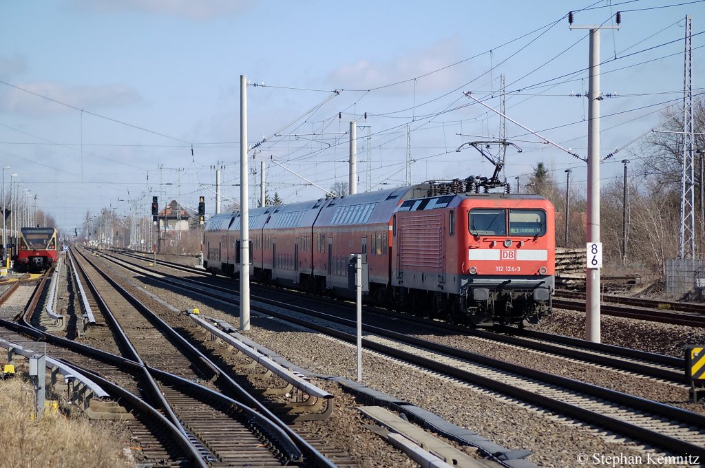 112 124-3 mit dem RE3 (RE 18310) nach Stralsund in Berlin-Blankenburg. 19.03.2011