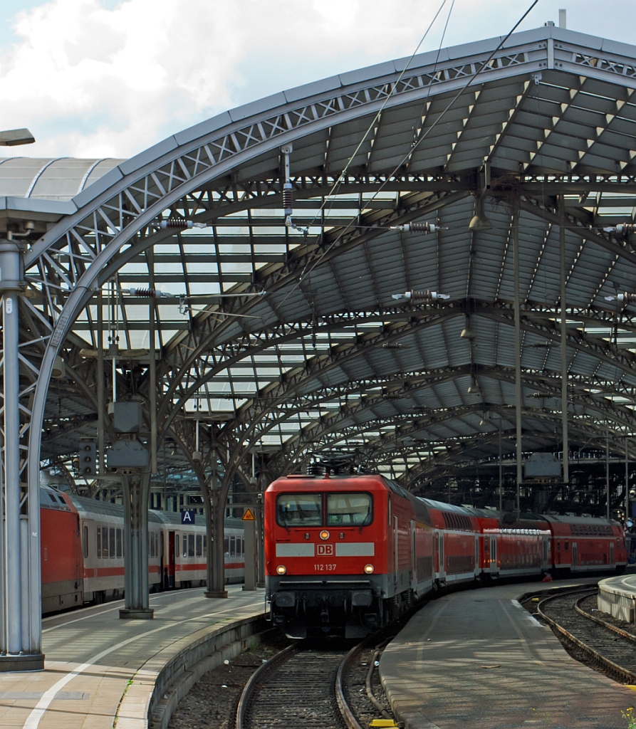 112 137  mit dem RE 7 - Rhein-Mnsterland-Express (Krefeld-Kln-Wuppertal-Hagen-Mnster) fhr vom Hbf Kln weiter in Richtung Mnster.

Die 112.1 wurde unverhofft zu einem Symbol fr die Deutsche Einheit, denn sie war die erste Lokomotivbaureihe, die von beiden Bahnverwaltungen gemeinsam beschafft wurde. Man kam berein, dass DR und DB jeweils 45 Loks der leicht verbesserten Baureihe 112.1 bei der AEG bestellen wrden (die AEG hatte zwischenzeitlich ihr 1946 enteignetes Werk in Hennigsdorf wieder bernommen). Dies erfolgte hauptschlich aus arbeitsmarktpolitischen Grnden zur Sttzung des Hennigsdorfer Werkes, denn die Bundesbahn htte lieber eine 200 km/h schnelle und universell verwendbare Lok in aktueller Drehstromtechnik nach Art der Baureihe 120 beschafft