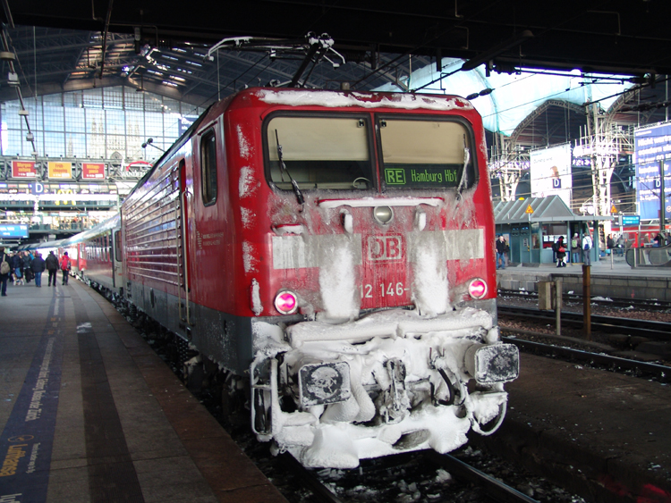 112 146-6 mit RE 21066 von Hamburg Hbf Richtung Flensburg kurz vor der Ausfahrt im Hamburger Hbf.(18.12.10)