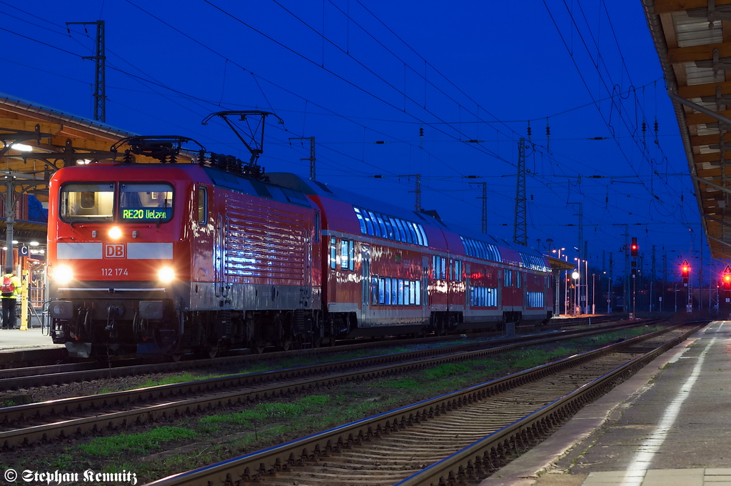 112 174 mit dem RE20 (RE 17714) von Halle(Saale) Hbf nach Uelzen in Stendal. 28.12.2011