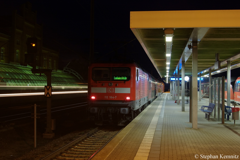 112 184-7 mit dem RE4 (RE 37333) von Rathenow nach Ludwigsfelde in Rathenow. Seid den Fahrplanwechsel verkehrt jetzt der RE4 von Rathenow und nicht mehr der RE2. Damit gibt es f�r ein Jahr keine direkt Verbindung mehr nach Cottbus. 11.12.2011