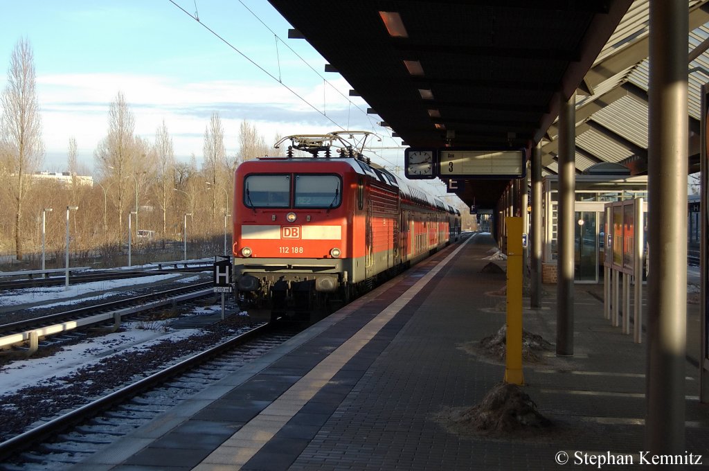 112 188 mit dem RE2 (RE 37380) nach Rathenow in Potsdam Hbf. Ich vermute durch eine St�rung zwischen Berlin-Charlottenburg und Berlin-Spandau wurde dieser Umlauf �ber Berlin-Wannsee, Potsdam und Westlichen BAR umgeleitet. 08.01.2011