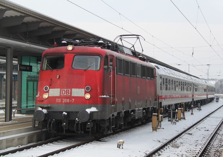 113 268-7 mit IC 2409 von Rostock Hbf nach Hamburg Hbf kurz vor der Abfahrt im Rostocker Hbf.29.01.2012