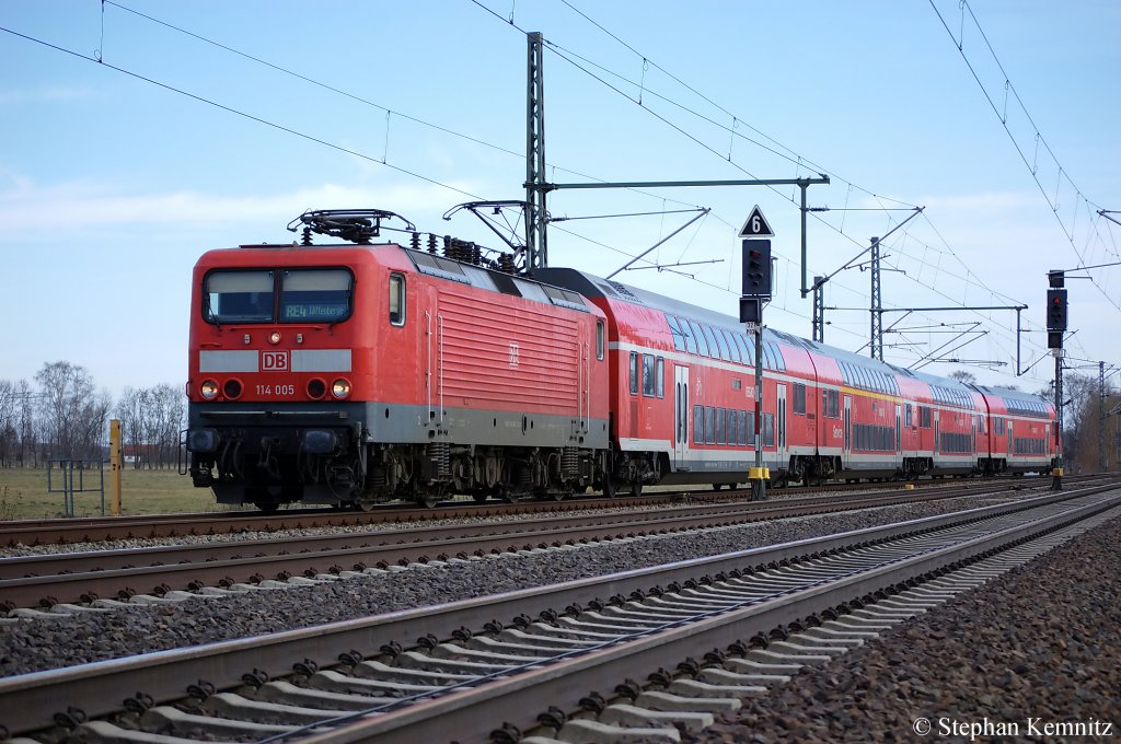 114 005 mit dem RE4 (RE 37330) nach Wittenberge in Friesack(Mark). 23.03.2011