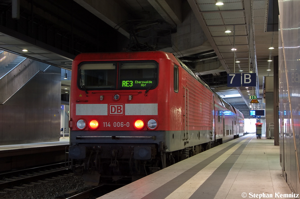 114 006-0 mit dem RE3 (RE 18378) von Berlin S�dkreuz nach Eberswalde Hbf in Berlin S�dkreuz. 22.10.2012