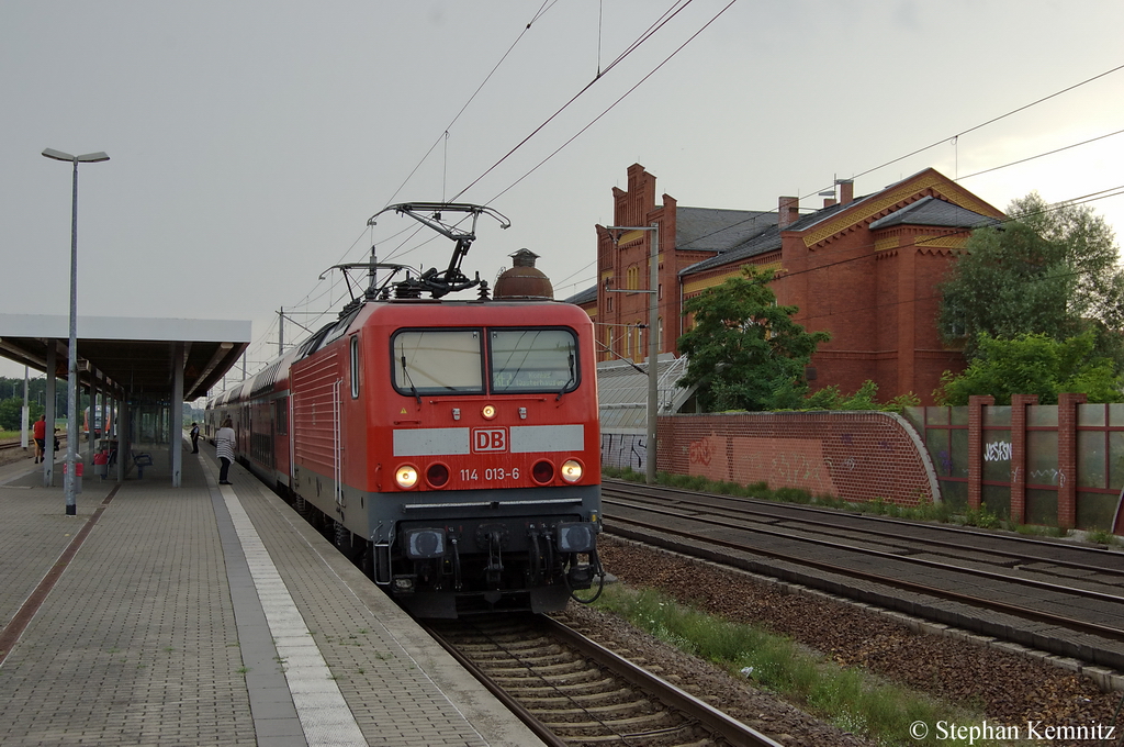 114 013-6 mit dem RE2 (RE 37387) von Rathenow nach Knigs Wusterhausen im Rathenower Hbf. 11.07.2011