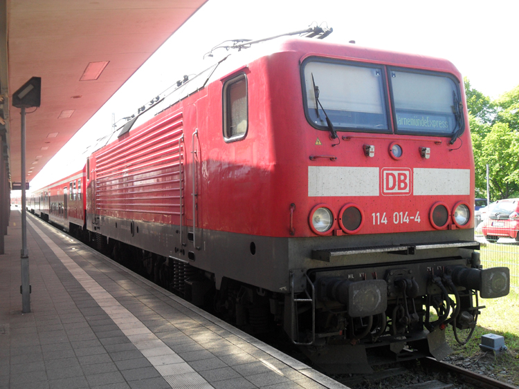 114 014-4 steht mit RE 38591 von Warnemnde Richtung Berlin Hbf(tief)und wartet auf die Abfahrt um 18.00 Uhr im Bahnhof Warnemnde