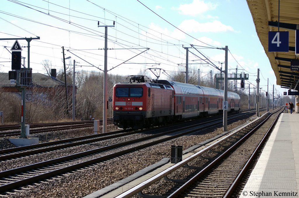 114 021-9 mit dem RE5 (RE 4356) nach Rostock in Berlin-Blankenburg. 19.03.2011